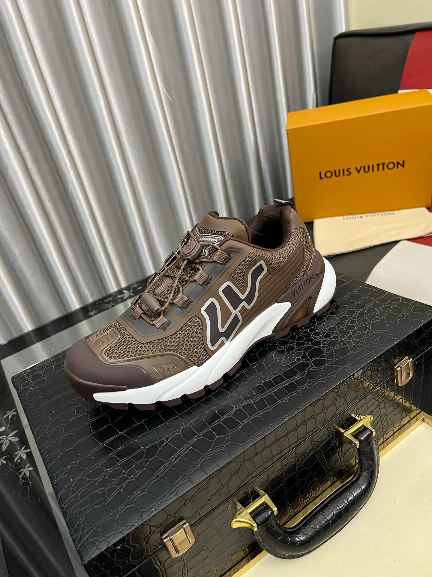 Men's shoes 💰780⌚️⌚️Top version [LOUIS VUITTON] Couple 🧑‍🤝‍🧑 Craftsman style Counter series (original order) New style 🍀LV Louis Vuitton - Top version LV classic high-top trendy shoes! Made of imported original craft calfskin, original breathable lining, and original wear-resistant, lightweight, high-end TPU outsole! High quality products! Code number: 36-457️⃣Colors available